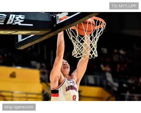 胡金秋穿得跟个邻家大叔,球场上却像是富豪专用玩具一样狂刷分数