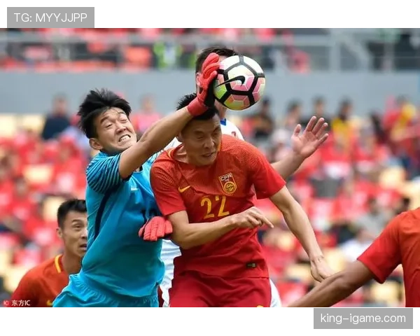 颜骏凌赛后拎的那个包，看着比我半年房租还贵